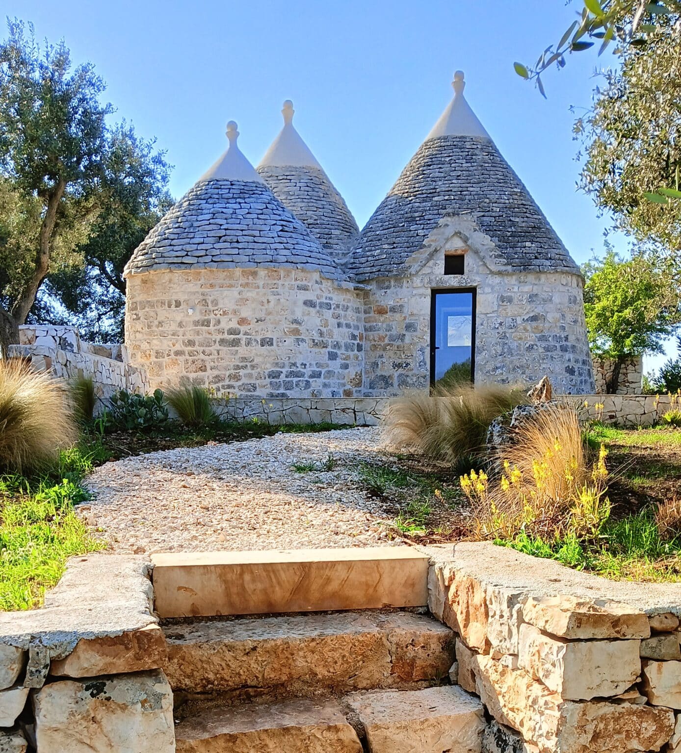 Ingresso del Trullo Pettirosso a Ostuni con vialetto in pietra, trullo a Ostuni per vacanze in Puglia